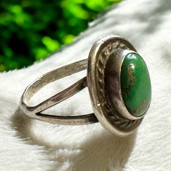 Vintage Navajo Green Turquoise Sterling Silver Ring (6.5) - Picture 2 of 6